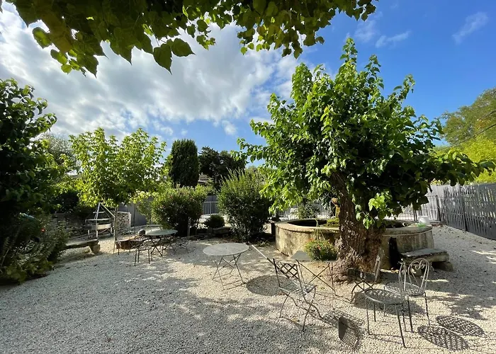 La Fontaine Aux Poissons Rouges Bed & Breakfast Moussac