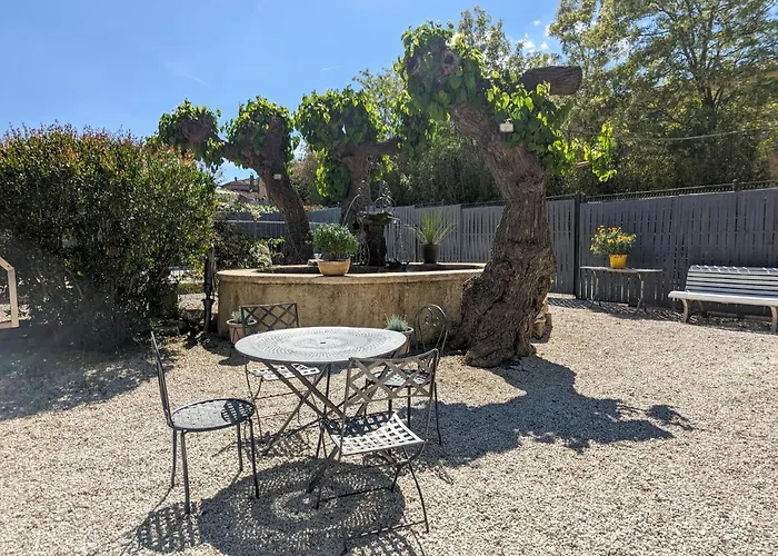 La Fontaine Aux Poissons Rouges Bed & Breakfast 3*