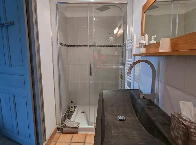 La Fontaine Aux Poissons Rouges 3*