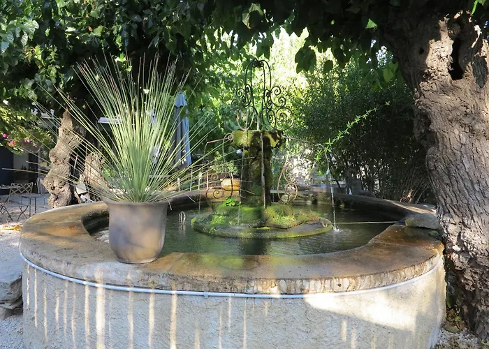 La Fontaine Aux Poissons Rouges
