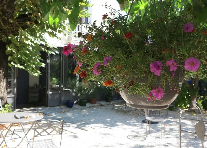 La Fontaine Aux Poissons Rouges Bed & Breakfast